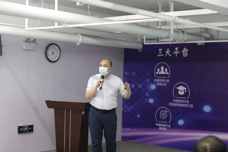 總經(jīng)理做工作匯報.jpg 總經(jīng)理做工作匯報.jpg